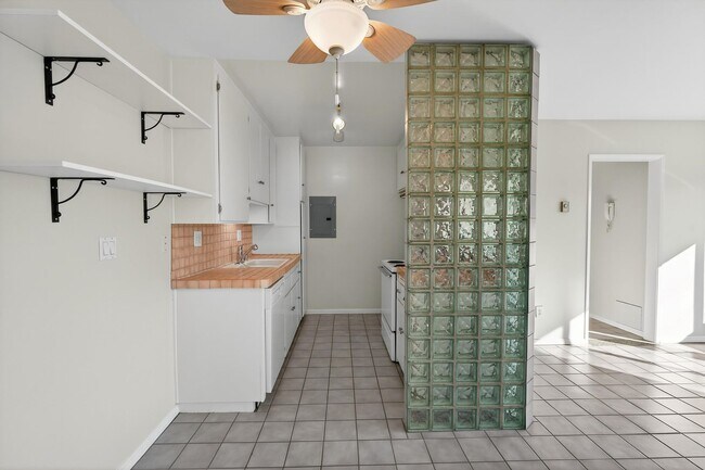 Building Photo - Gorgeous 2 Bedroom inside Gated Community! Close to Beach