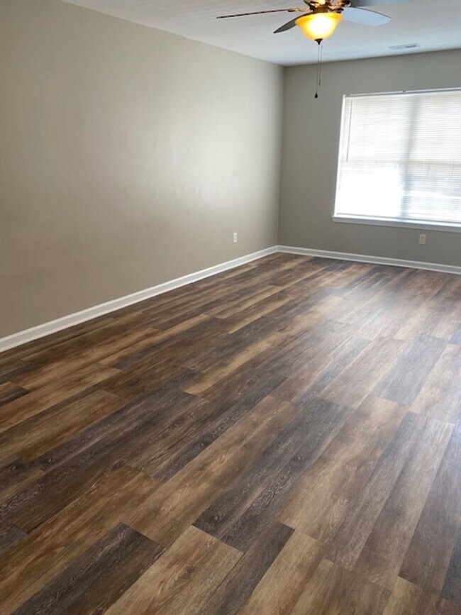 Building Photo - 2 Bedroom 1.5 Bath townhouse