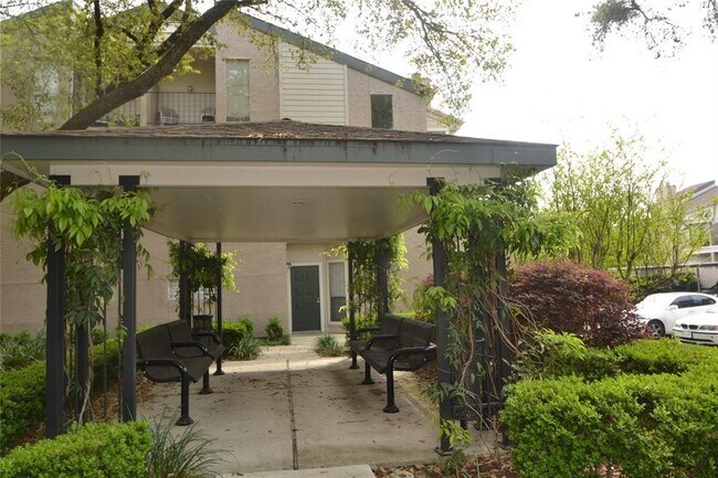 Building Photo - 10855 Meadowglen Ln