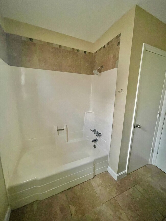 Building Photo - This lovely 2 bedroom 1 bath duplex is loc...