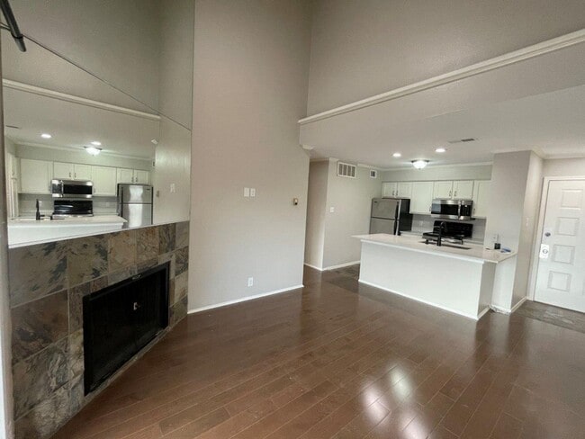 Building Photo - Stunning 3rd-floor corner unit condo in the desirable 78759 area!