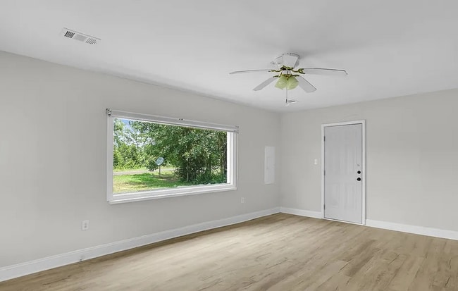 Building Photo - Ideal for Families or Roommates: 4BR/3BA Lakefront Home with Dual Private Suites