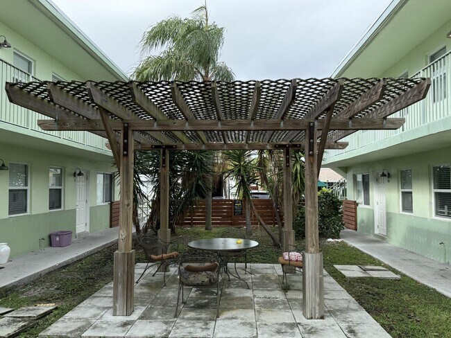 Building Photo - 1118 N H St