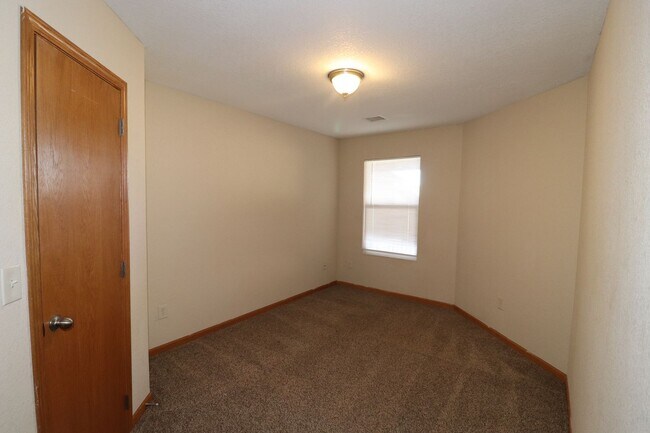 Building Photo - Spacious Duplex for Rent
