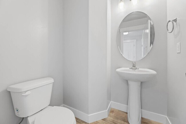 Building Photo - 6 Bedroom 3.5 Bathroom House in Saratoga Springs!