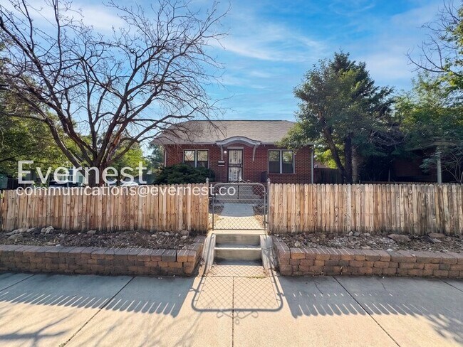 Building Photo - 3 Bed, 2 Bath Home with Garage / Available Soon!