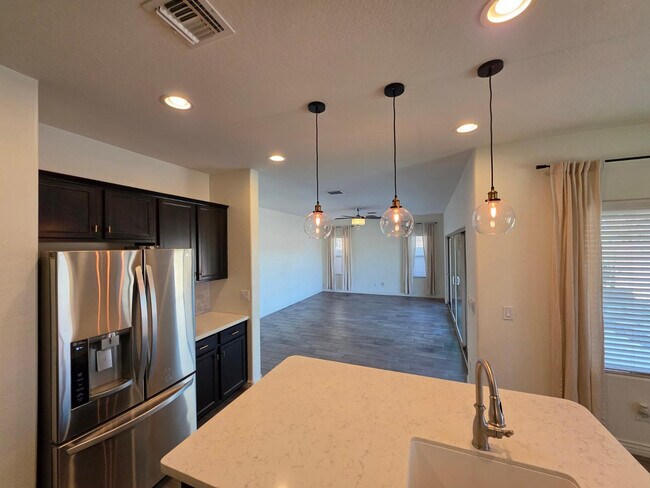 Building Photo - 2756 E Hickory St