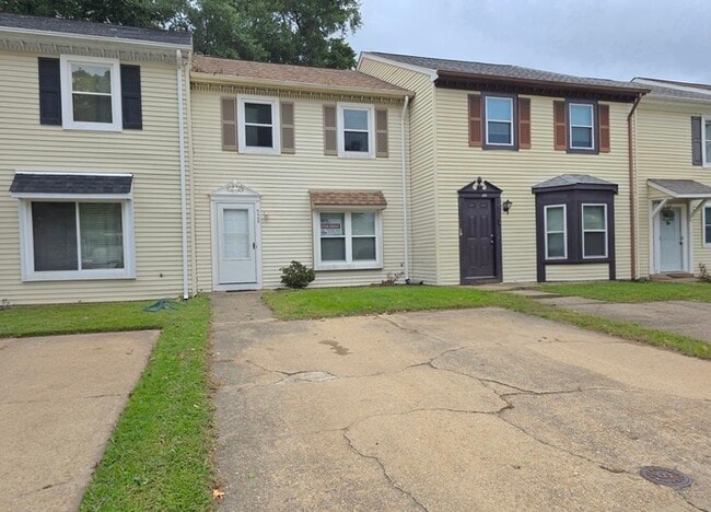 Building Photo - 3 BEDROOM END UNIT TOWNHOUSE FOR RENT IN V...