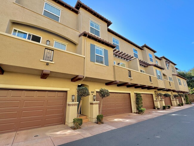 Primary Photo - Great 3B/2.5BA Townhome in San Marcos!