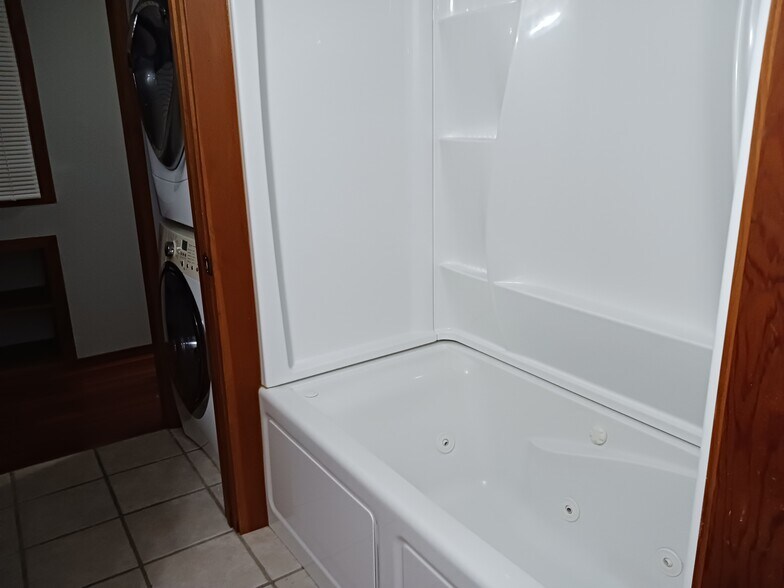 Building Photo - 127 NE 164th St