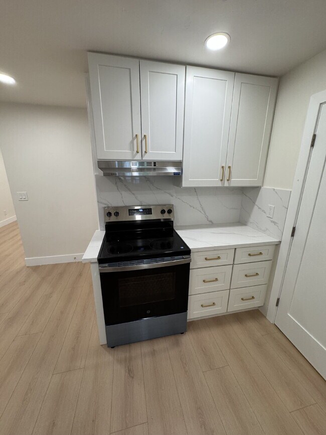 Building Photo - Beautifully Updated 2 Bedroom Home Near Freeway Access