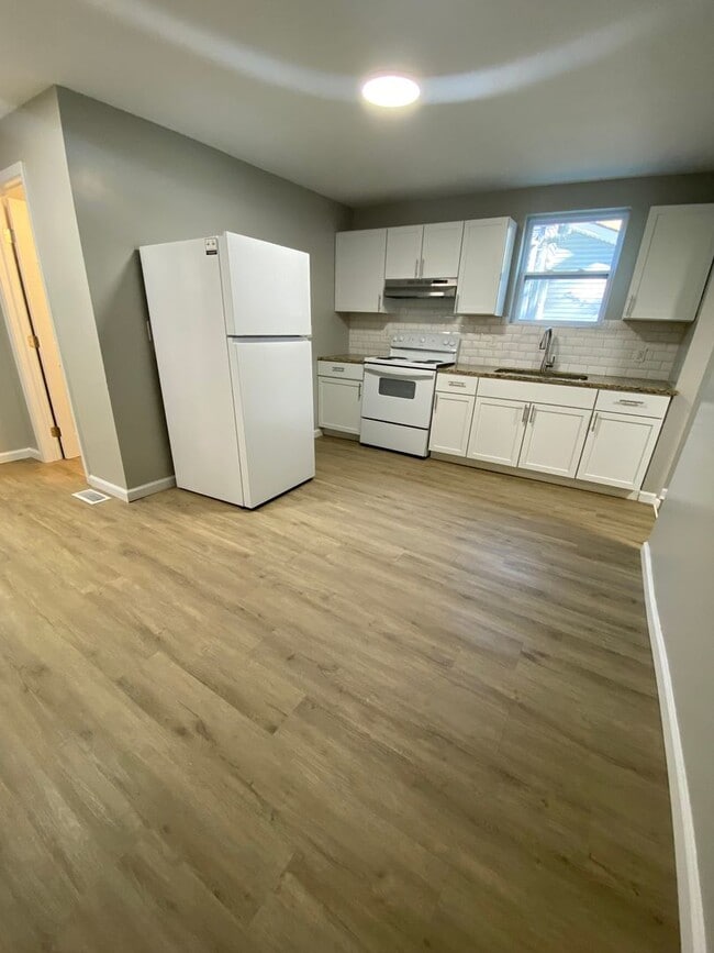 Building Photo - ELMWOOD PLACE - Fully Remodeled 2-3 bed ho...