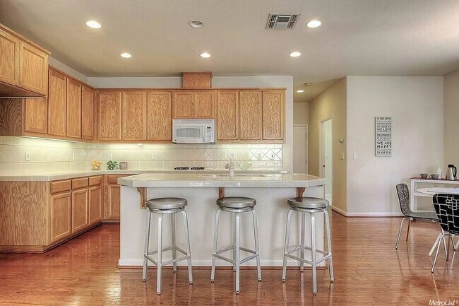 Building Photo - Huge 4 bedroom 4 bathroom