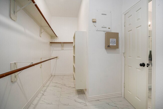 Building Photo - 9338 Stoneridge Canyon Ln