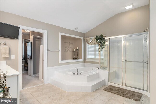 Building Photo - 1710 Stone Ivy Pl