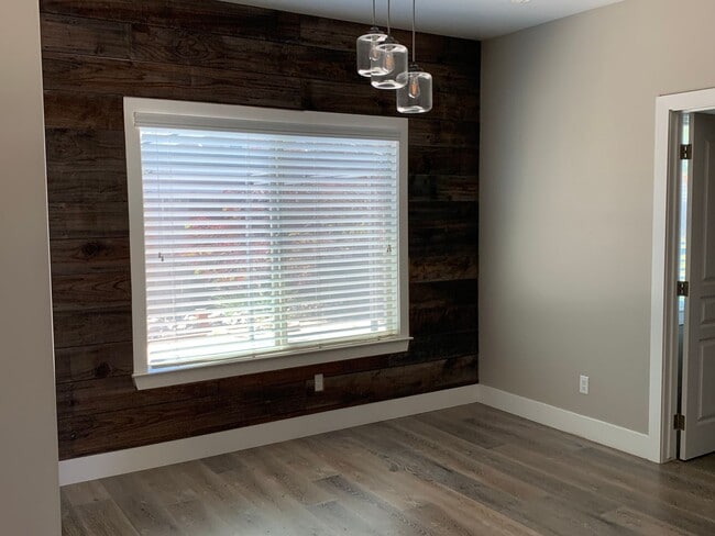 Building Photo - Beautiful home in very desirable neighborhood