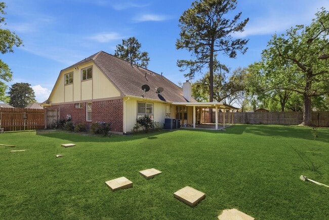 Building Photo - 8515 Leafdale Dr