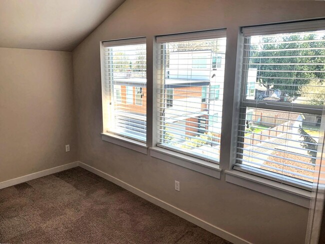 Building Photo - Updated 2 bedroom, plus den 1.75 bath Lict...