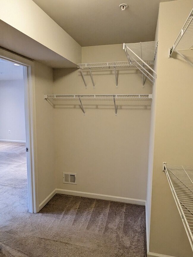 Building Photo - Gorgeous 3 level townhouse in North Potoma...