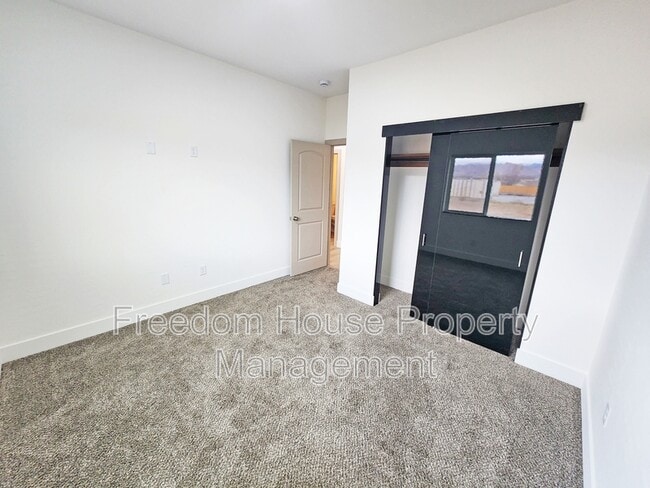 Building Photo - 1340 Arrowhead St