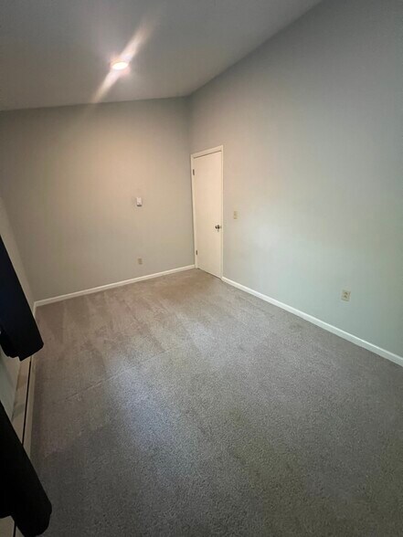 Building Photo - 507 S Bay Rd