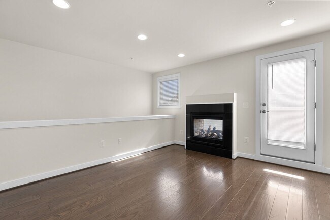 Building Photo - 3 Bed 4.5 Bath - Downtown Crown Townhouse ...