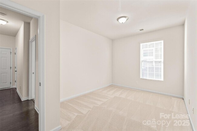 Building Photo - 720 Wood Lily Dr