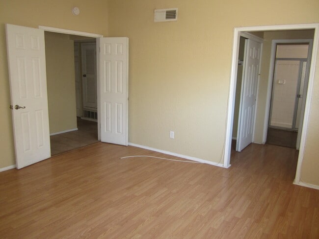 Building Photo - 6717 Southwind Dr