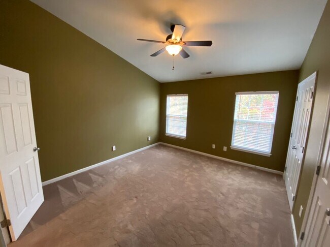 Building Photo - Lovely townhouse in fantastic Durham locat...