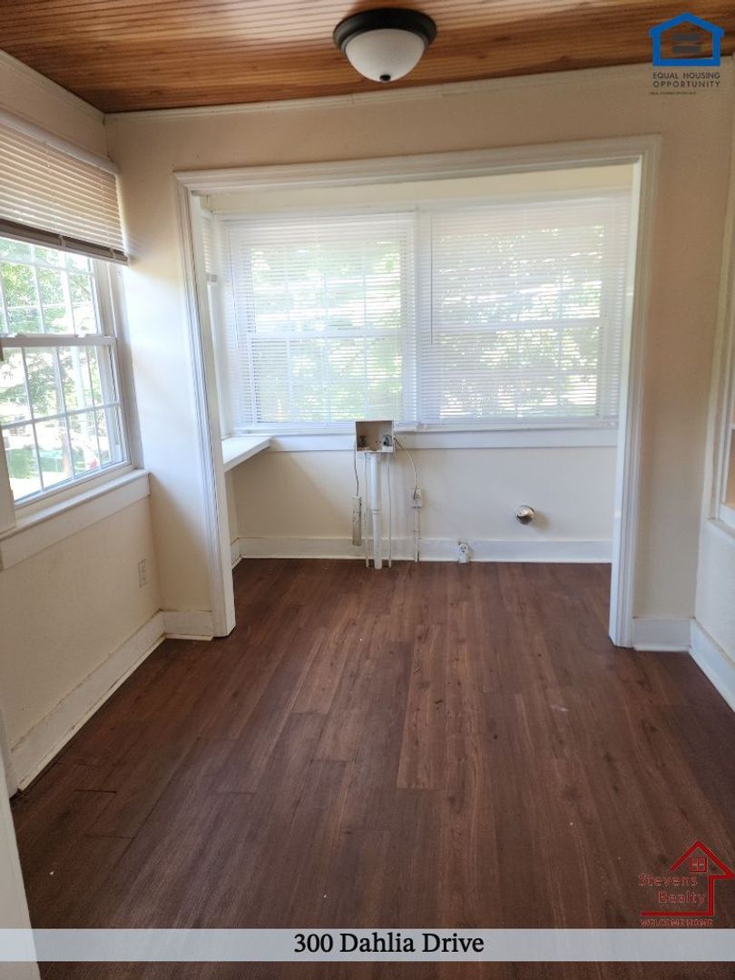 Building Photo - 300 Dahlia Dr