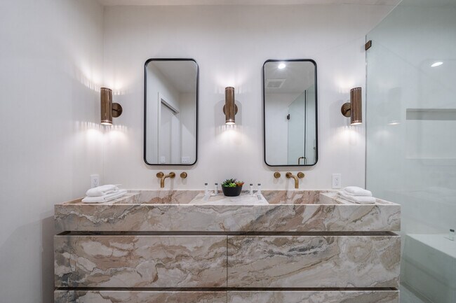 Building Photo - 2221 Bowmont Dr