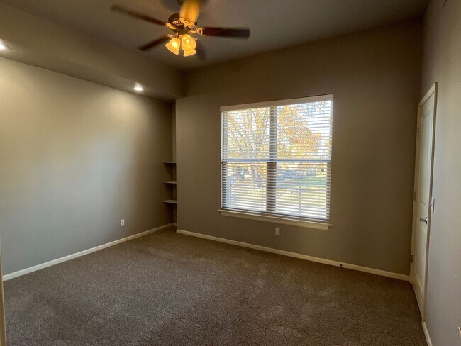 Building Photo - 2 BEDROOM, 2 BATH GREAT LOCATION