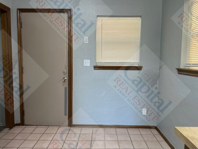 Building Photo - Charming 2 Bedroom