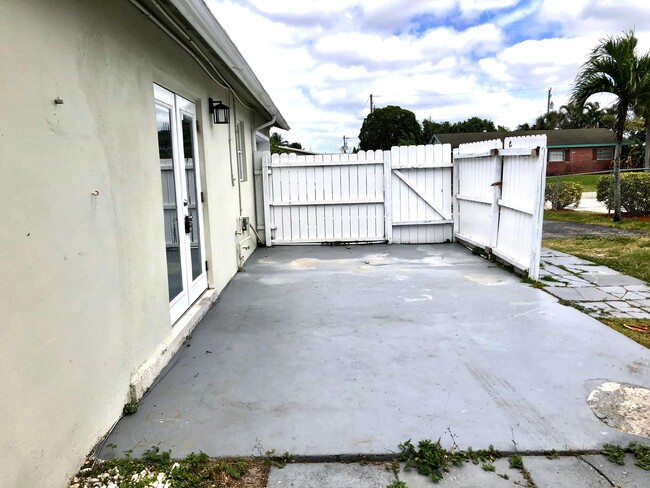Building Photo - 462 S Haverhill Rd