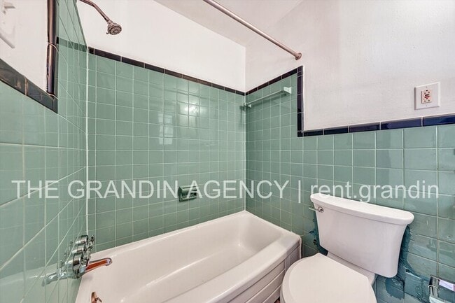 Building Photo - 3203 Roundhill Ave NW