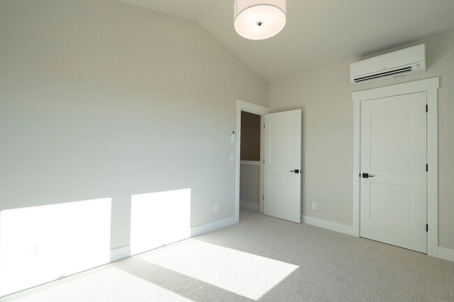 Building Photo - Beautiful 3 bed, 1.5 Bath SE Portland Rental Home!
