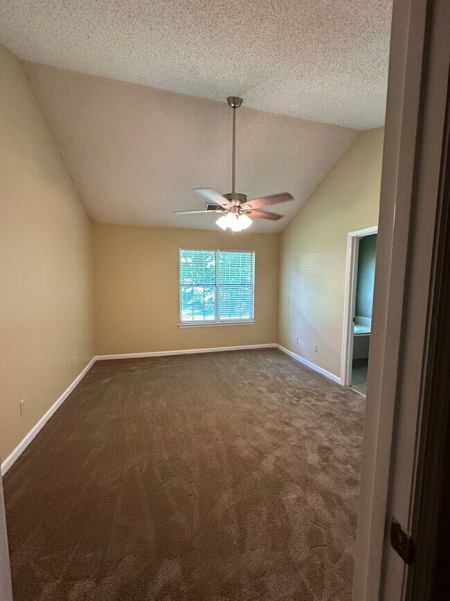Building Photo - Charming 3 bedroom 2 bath ranch home on a ...