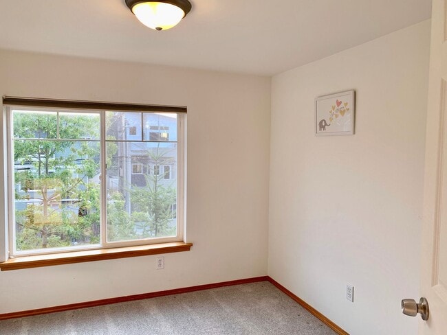 Building Photo - 12043 33rd Ave NE