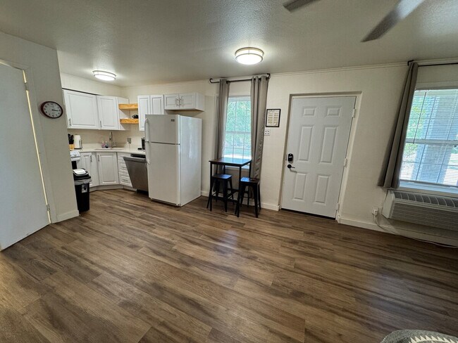 Primary Photo - 802 S Elm St