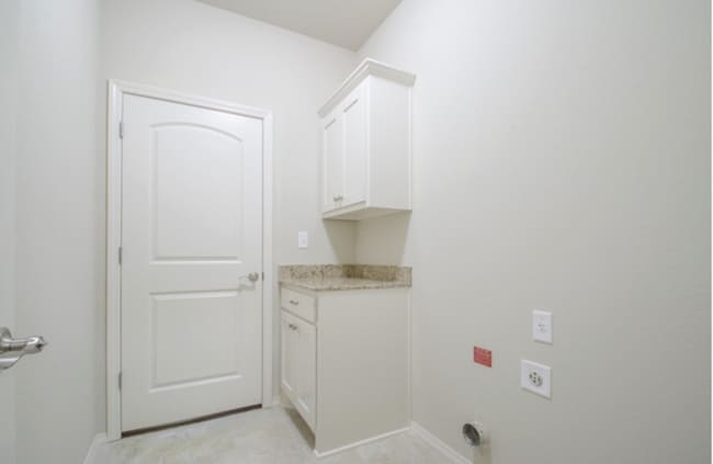 Building Photo - Unique 4 bed/2 bath/3 car garage Broken Arrow Home!