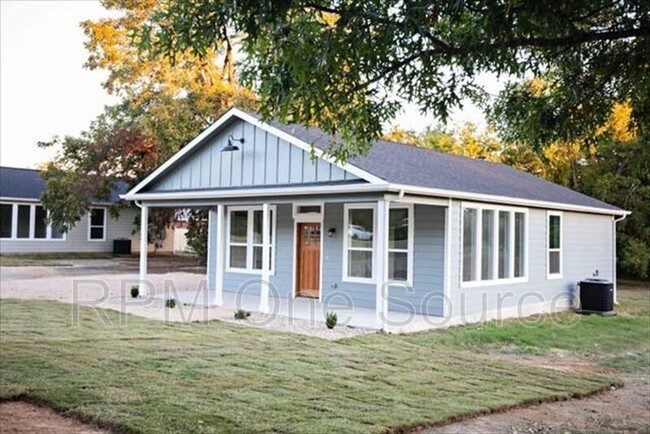 Primary Photo - 704 Walnut St