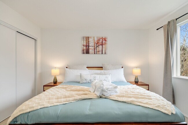 Building Photo - 5924 18th Ave SW