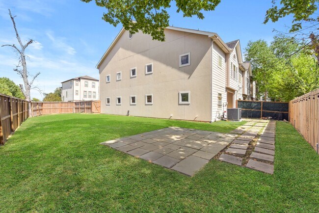 Building Photo - Charming 3-Bed, 2.5-Bath Home in the Heart of the Heights with Spacious Yard & Prime Location