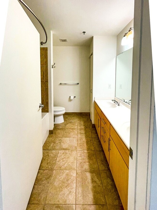 Building Photo - 21st Floor Corner Unit | Downtown Luxury Living w/ Balcony, Parking & Amenities
