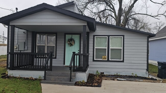 Building Photo - 715 Sabine St