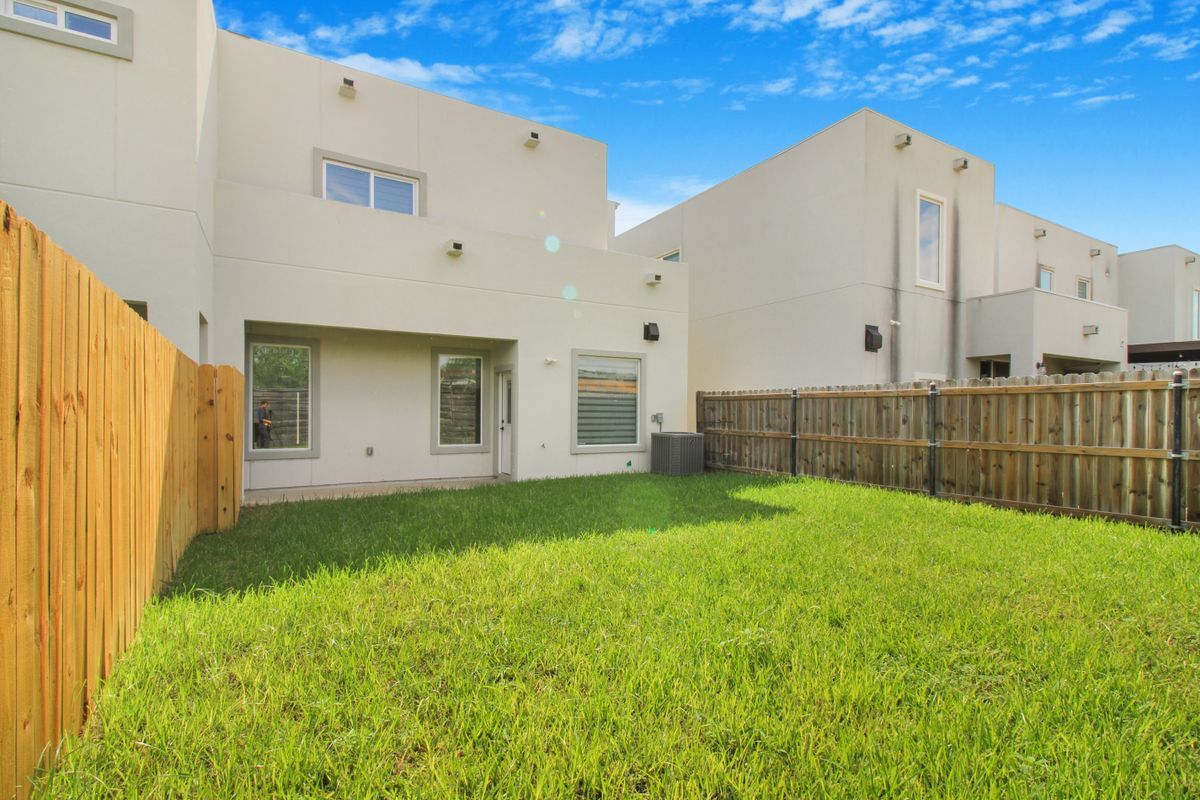 Building Photo - 2229 Corales St