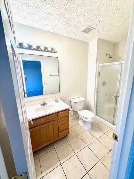 Master Full Bath - 2521 Ravine St