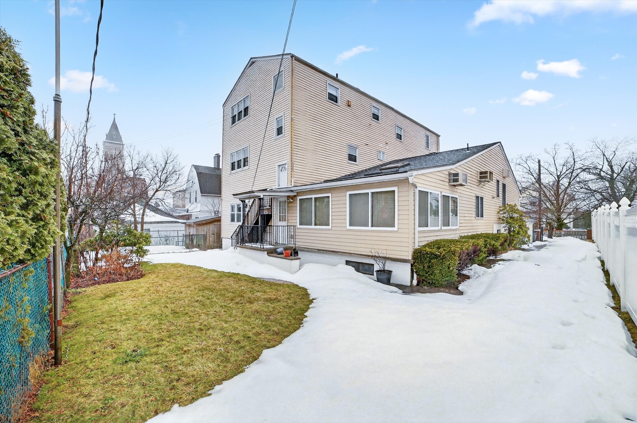 Backyard - 4 Amackassin Ter