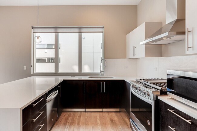 Building Photo - Sunnyside 3 Bedroom Townhomes for Rent