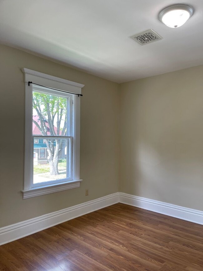 Building Photo - 449 Iowa Ave